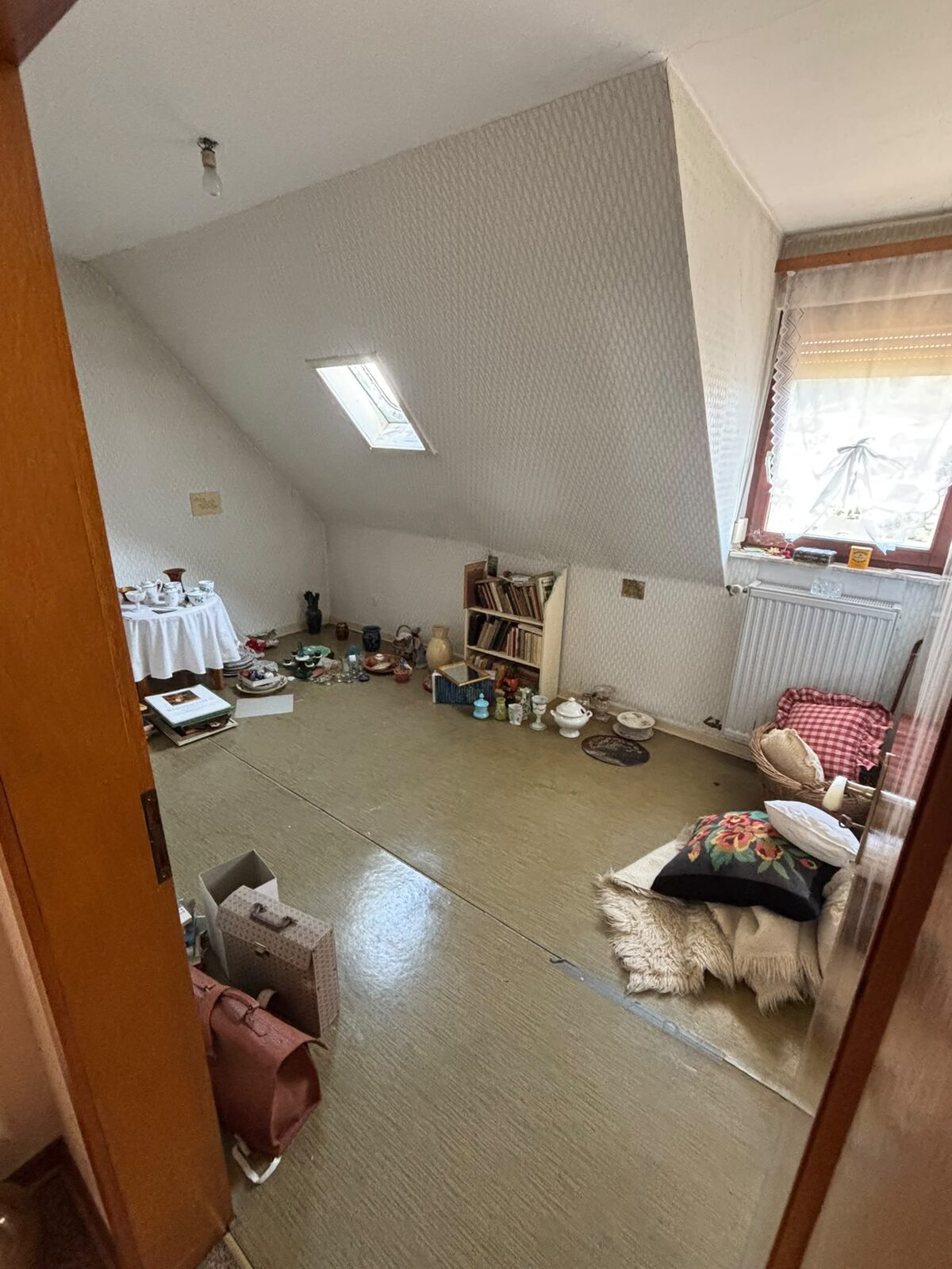 Möblierter Wohnraum vor der Entrümpelung
