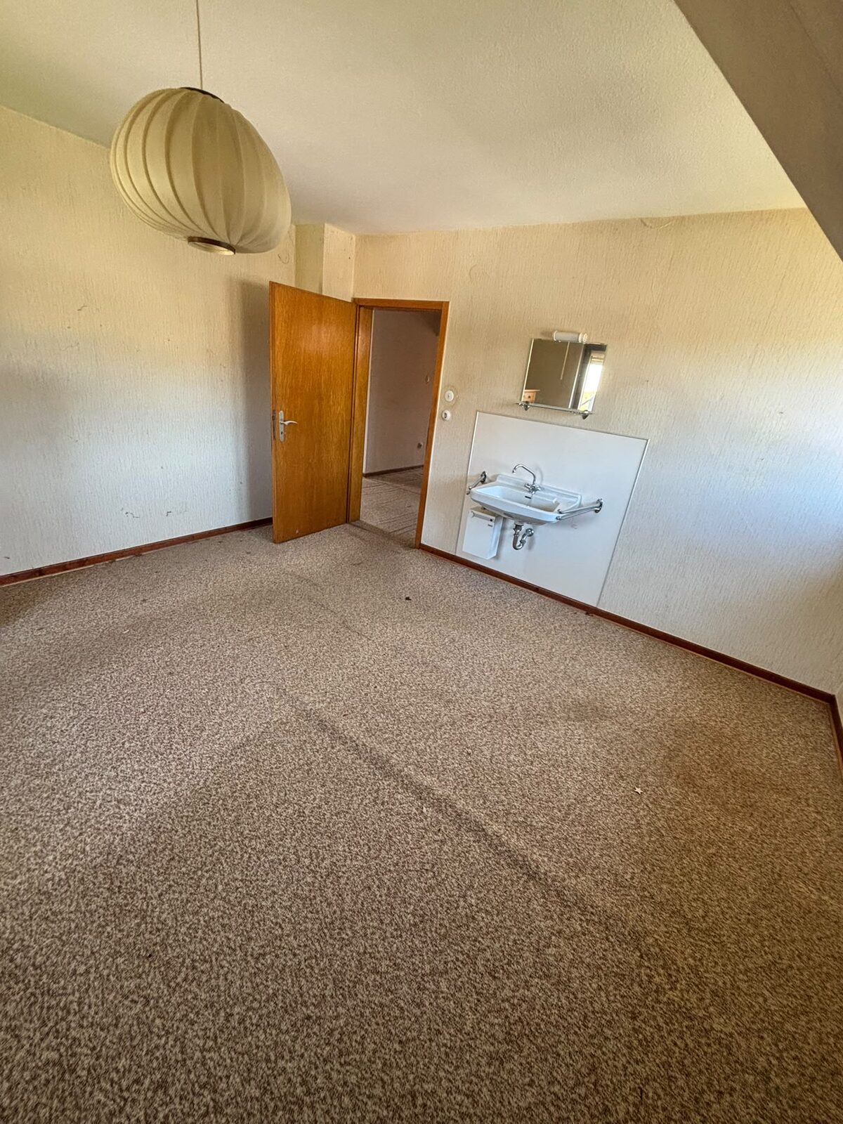 Leeres und sauberes Zimmer nach der Räumung