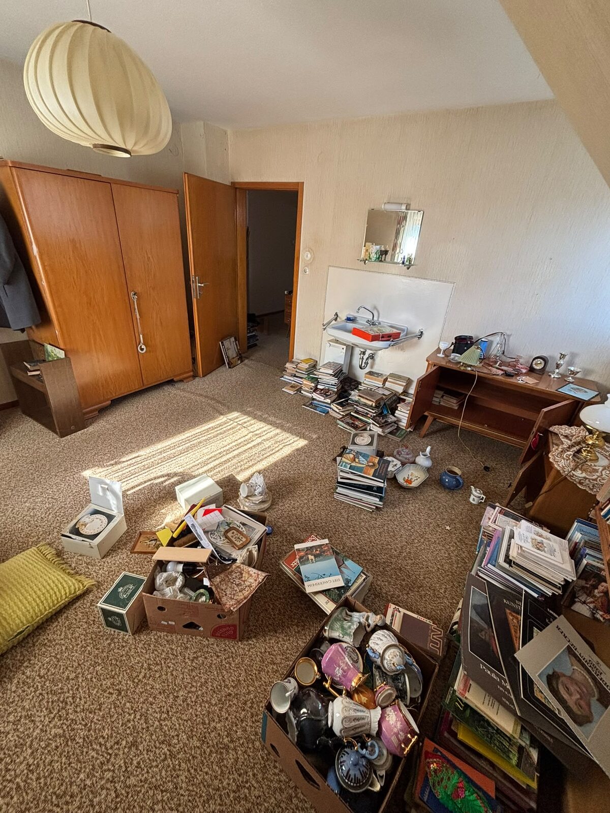 Mit Möbeln und Gegenständen belegtes Zimmer vor der Räumung