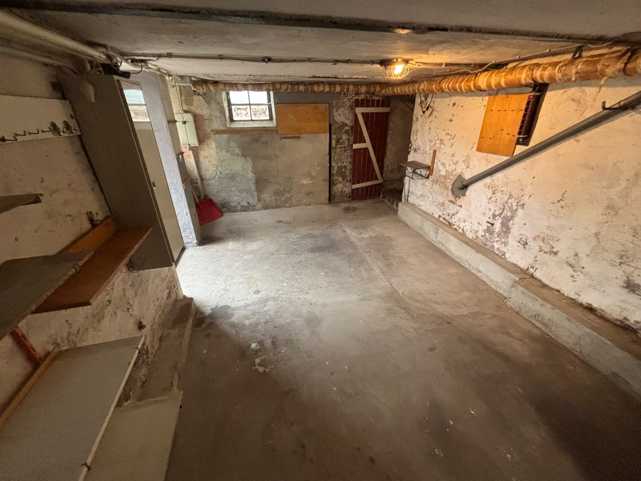 Geräumte Wohnung nach der ersten Entrümpelung