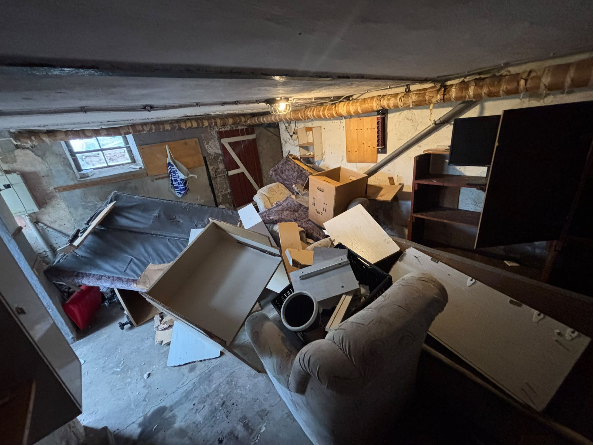 Vollgestellte Wohnung vor der ersten Entrümpelung