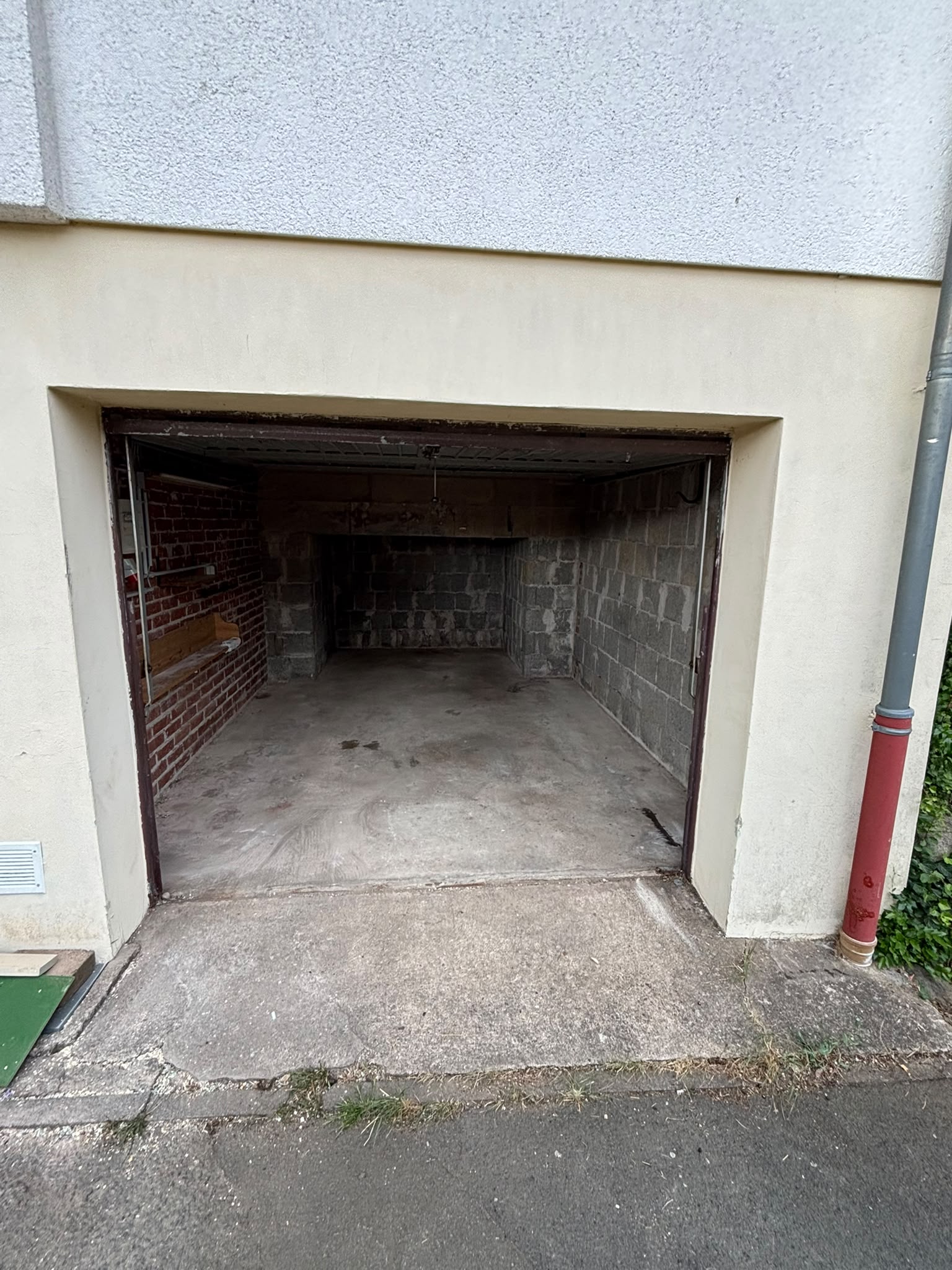 Freie Fläche nach der zweiten Entrümpelung